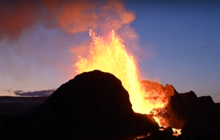 Erupção vulcânica na Islândia se transforma em enormes gêiseres de lava