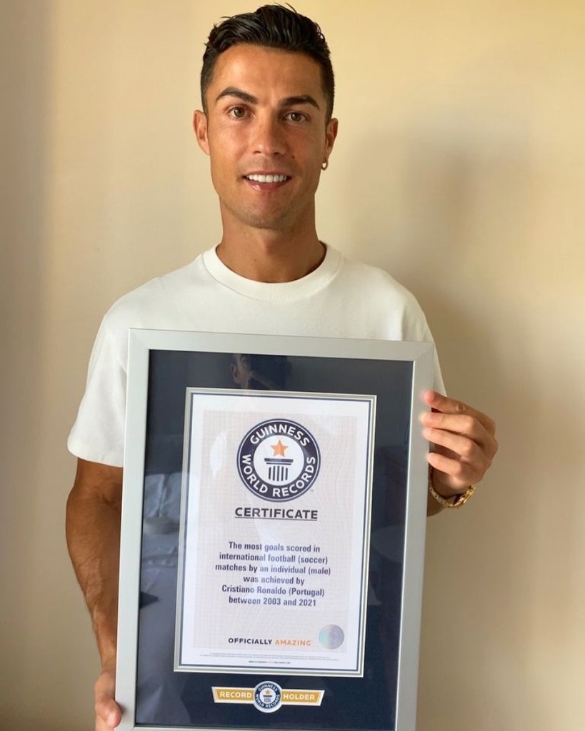 Cristiano Ronaldo recebe certificado do ‘Livro dos Recordes’ por gols pela seleção de Portugal