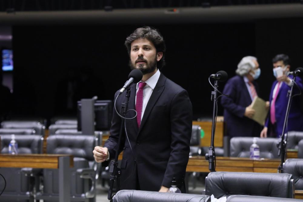 Relator do Auxílio Brasil diz que melhora no programa depende da PEC dos Precatórios e da reforma do IR