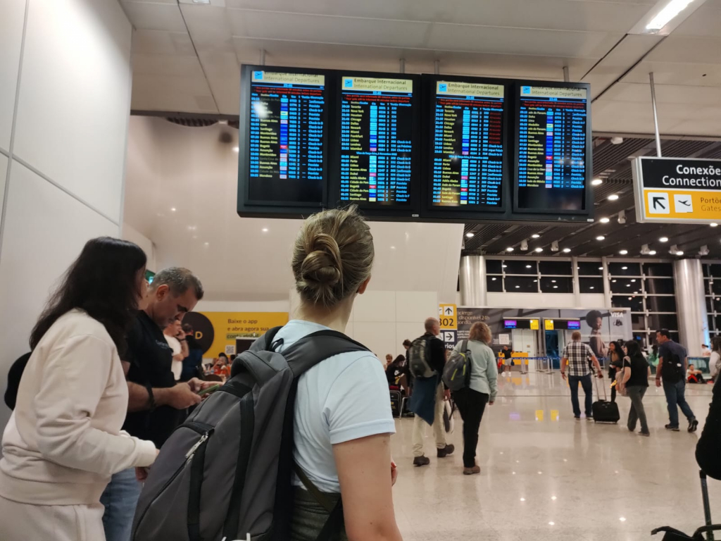 Manifestantes bloqueiam acesso ao Aeroporto de Guarulhos e voos são cancelados