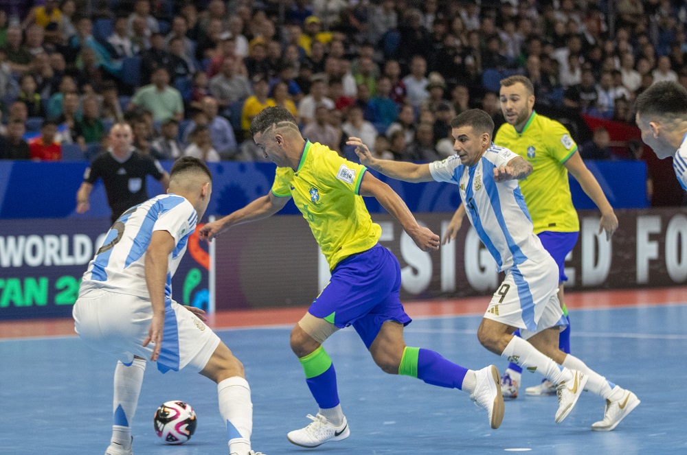 Brasil vence Argentina e conquista Copa do Mundo de Futsal 