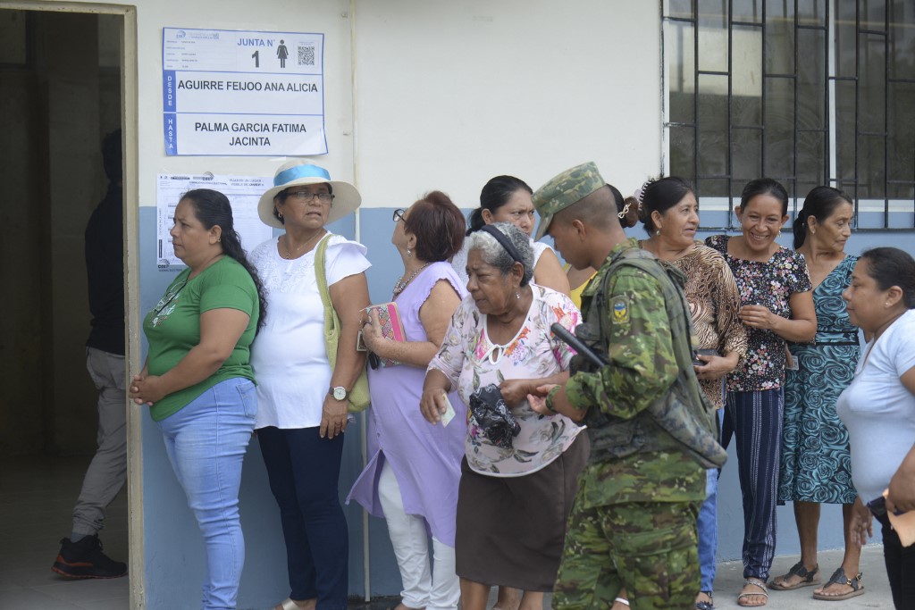 Equador vai às urnas em referendo que pode reforçar segurança em meio a espiral de violência