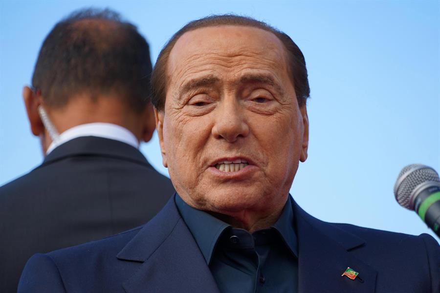 Berlusconi desiste de disputar eleição presidencial da Itália