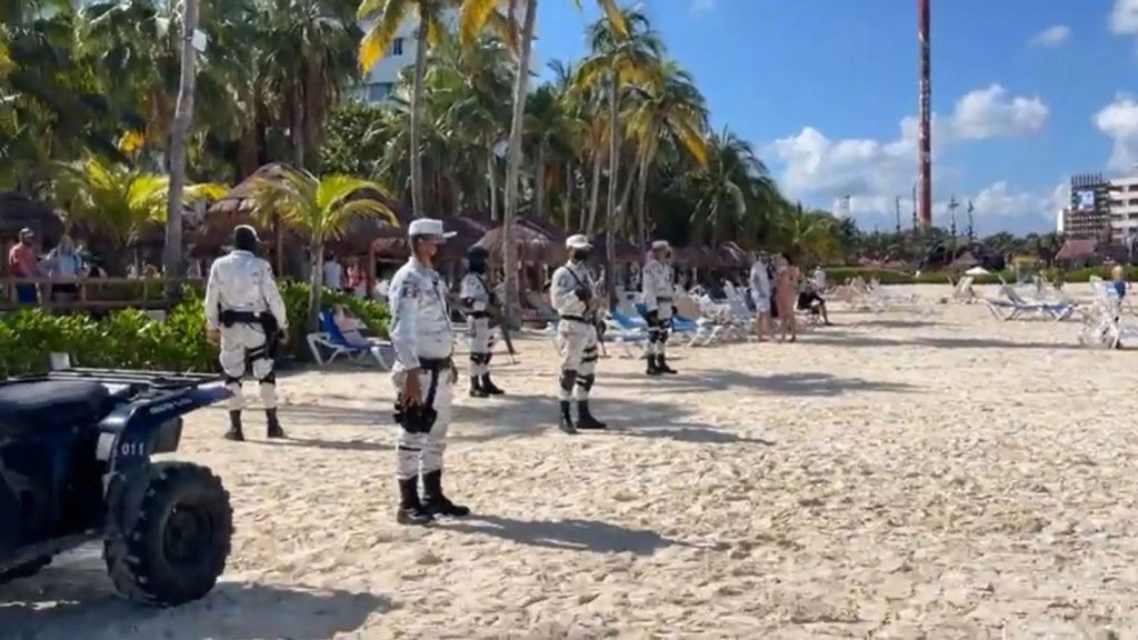 Atiradores em jet skis abrem fogo contra turistas em praia de Cancún