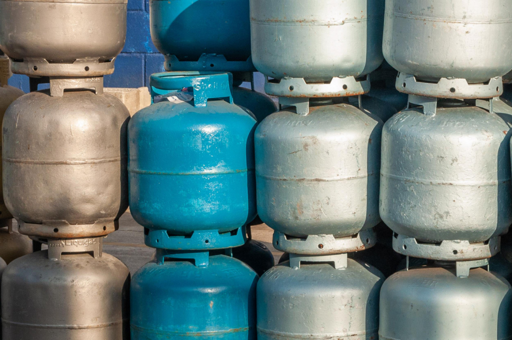 Senacon notifica distribuidoras de gás de cozinha por não repassar redução de preços aos consumidores