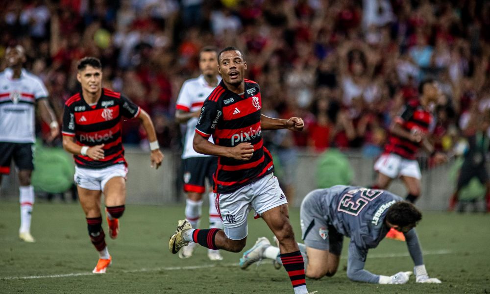 Flamengo vence São Paulo, assume liderança e aumenta pressão sobre Carpini