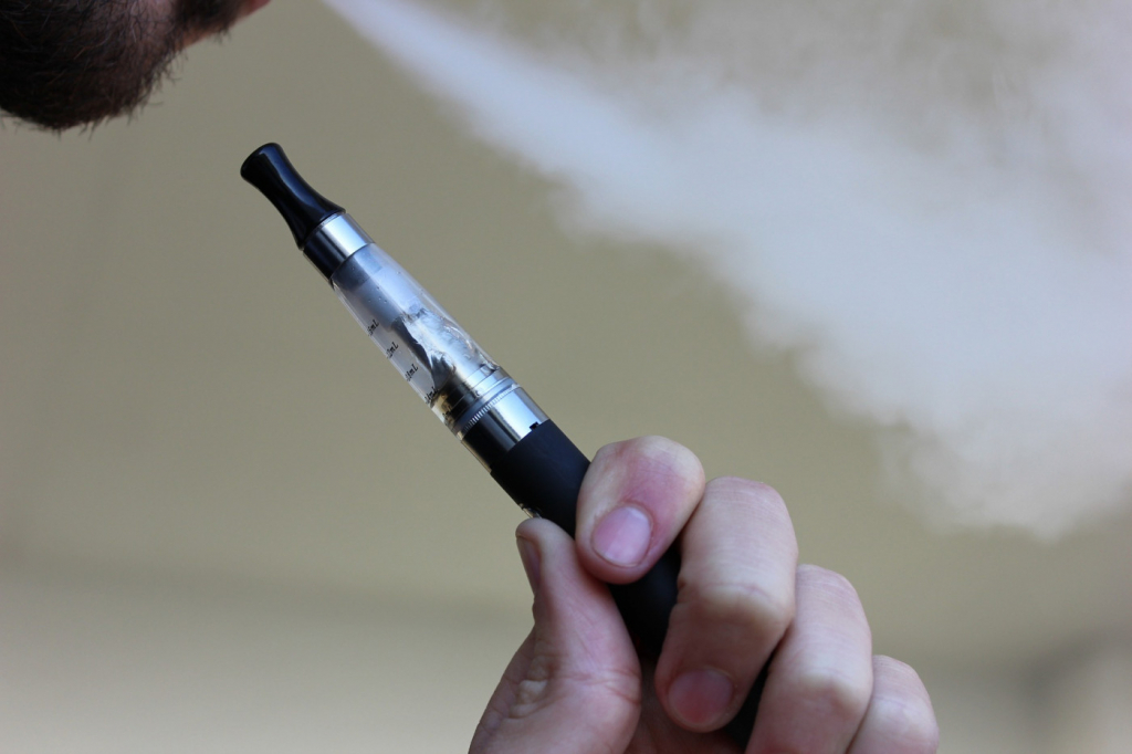 Anvisa aprova resolução para proibir venda de cigarros eletrônicos no Brasil