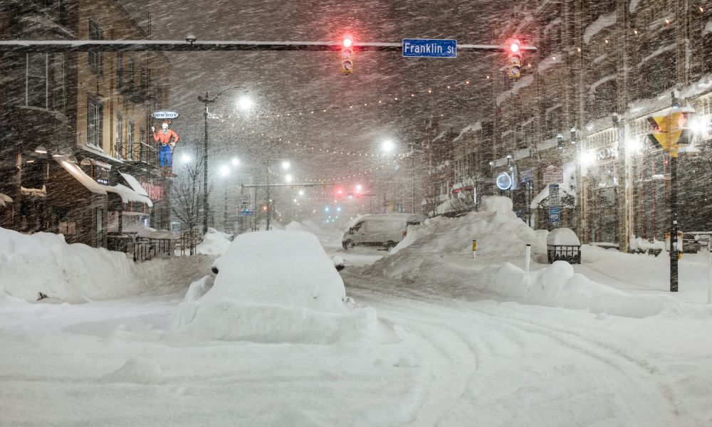 ‘Nevasca do século’ deixa ao menos 60 mortos nos EUA e governadora de Nova York fala em ‘zona de catástrofe’