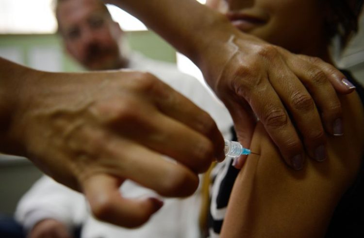 Com baixa procura por vacina contra o HPV entre meninos, governo alerta para cuidados com a saúde masculina