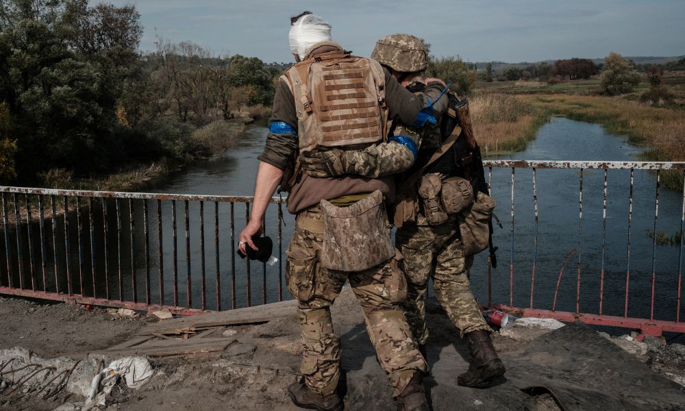 Ucrânia aperta cerco e exército russo foge de região anexada por Putin