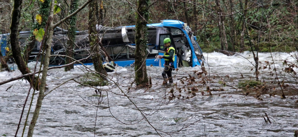 Queda de ônibus em rio da Espanha deixa seis mortos e dois feridos