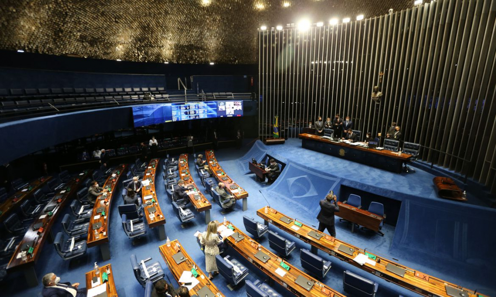 Senado aprova PEC da Transição, mas aliados de Bolsonaro prometem jogo duro na Câmara