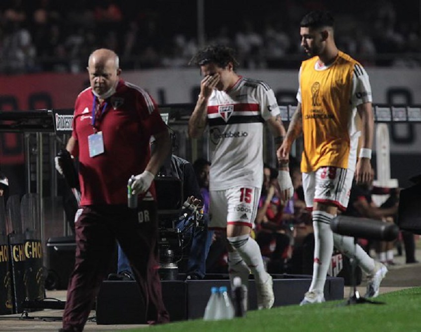 Gabriel Neves sofre lesão no joelho e deve desfalcar o São Paulo na final da Sul-Americana