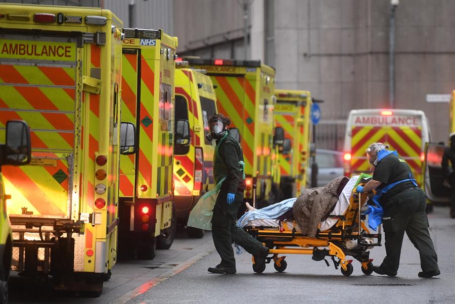 Reino Unido registra 1,6 mil mortes por Covid-19 e bate novo recorde diário