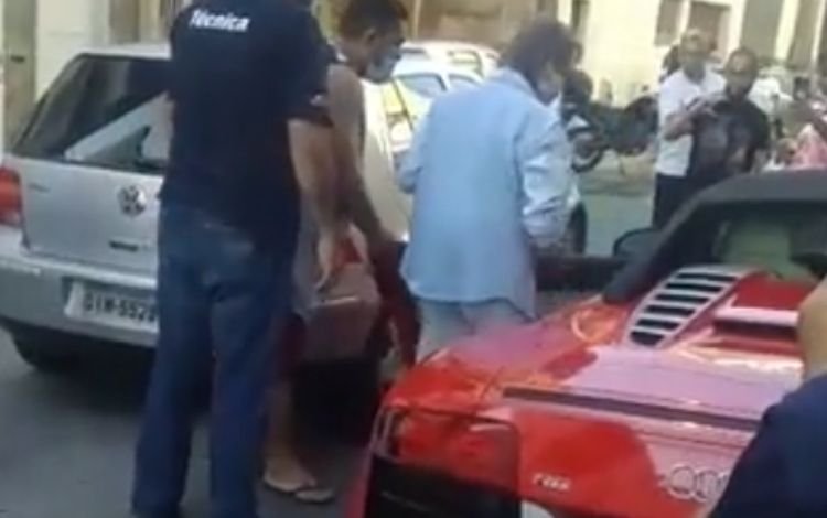 Roberto Carlos fica com carro enguiçado na rua ao sair sem gasolina; assista