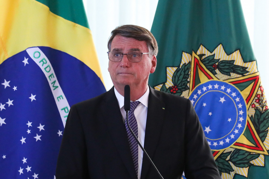 Bolsonaro critica gestões petistas durante encontro com Lula e Dilma no TSE