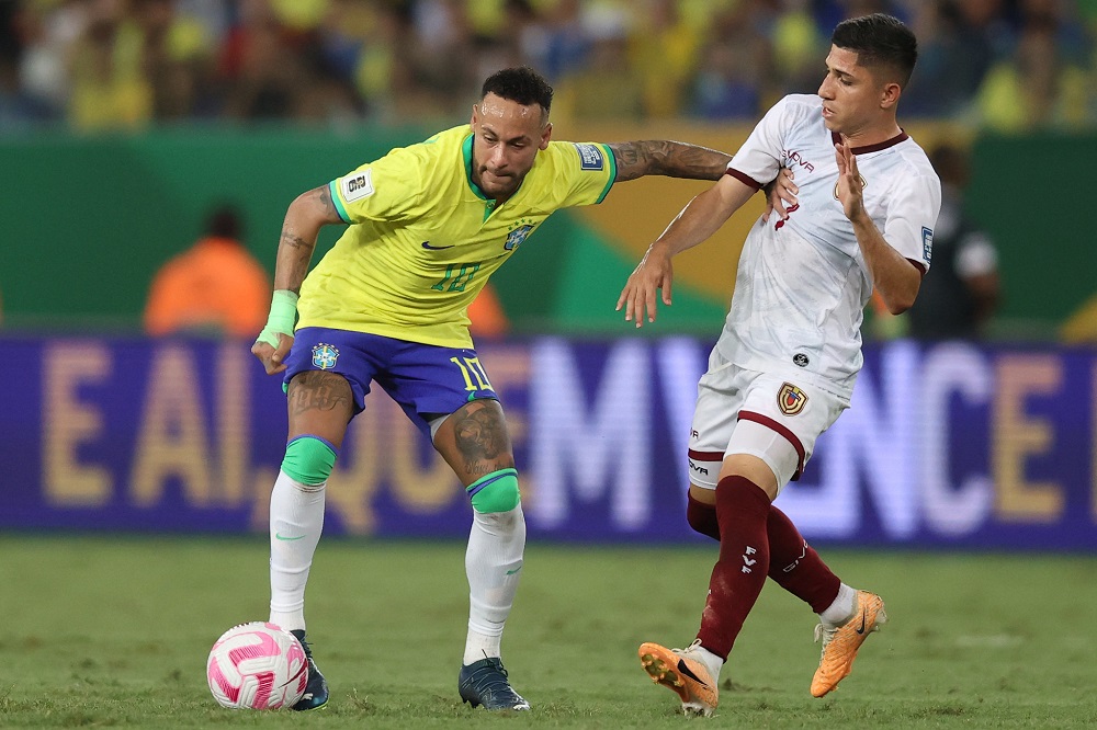 Neymar fica irritado após torcedor arremessar saco de pipoca em sua direção: ‘Se reclama tanto, deveria estar em campo’