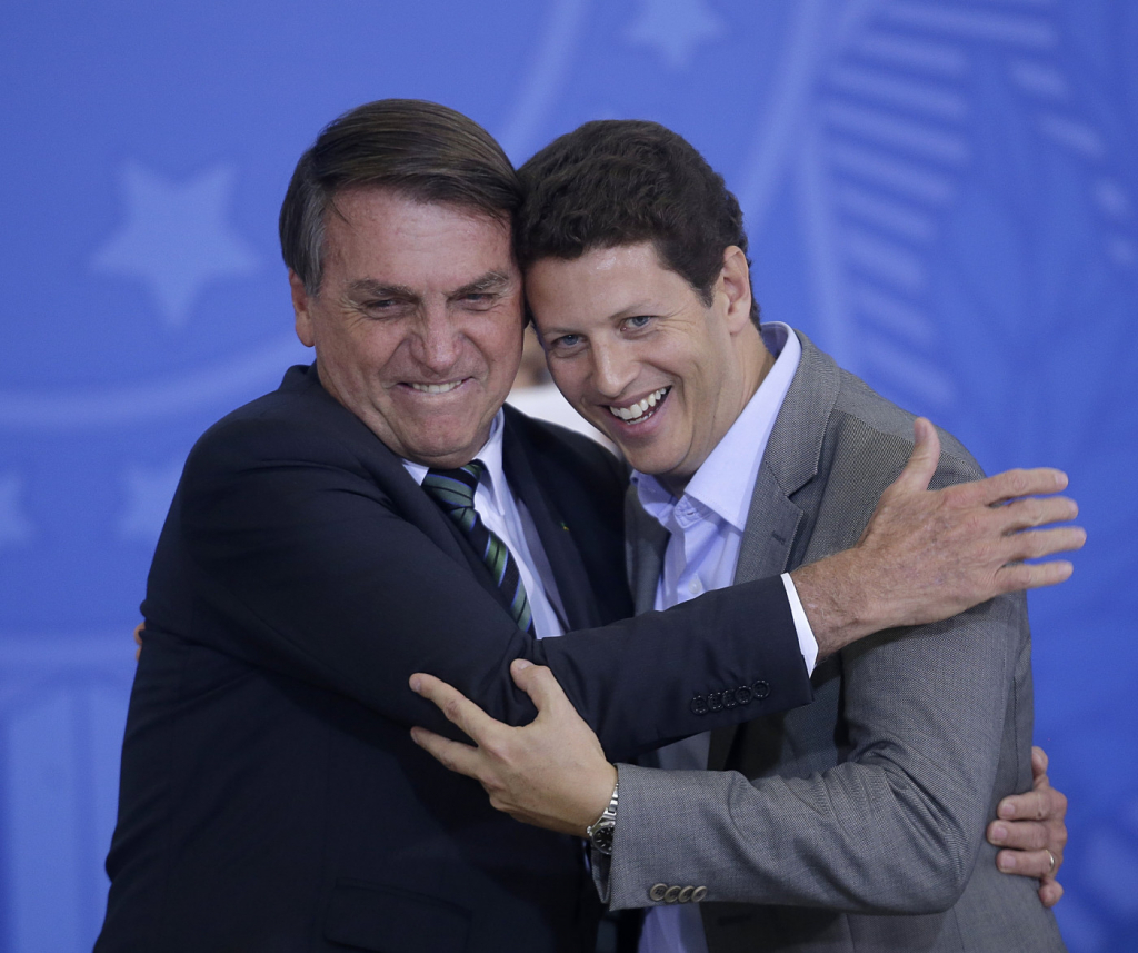 Bolsonaro chama Salles de ‘excepcional ministro’ um dia após operação da PF