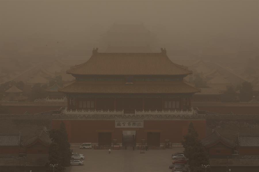 China é atingida por pior tempestade de areia da última década; veja vídeos