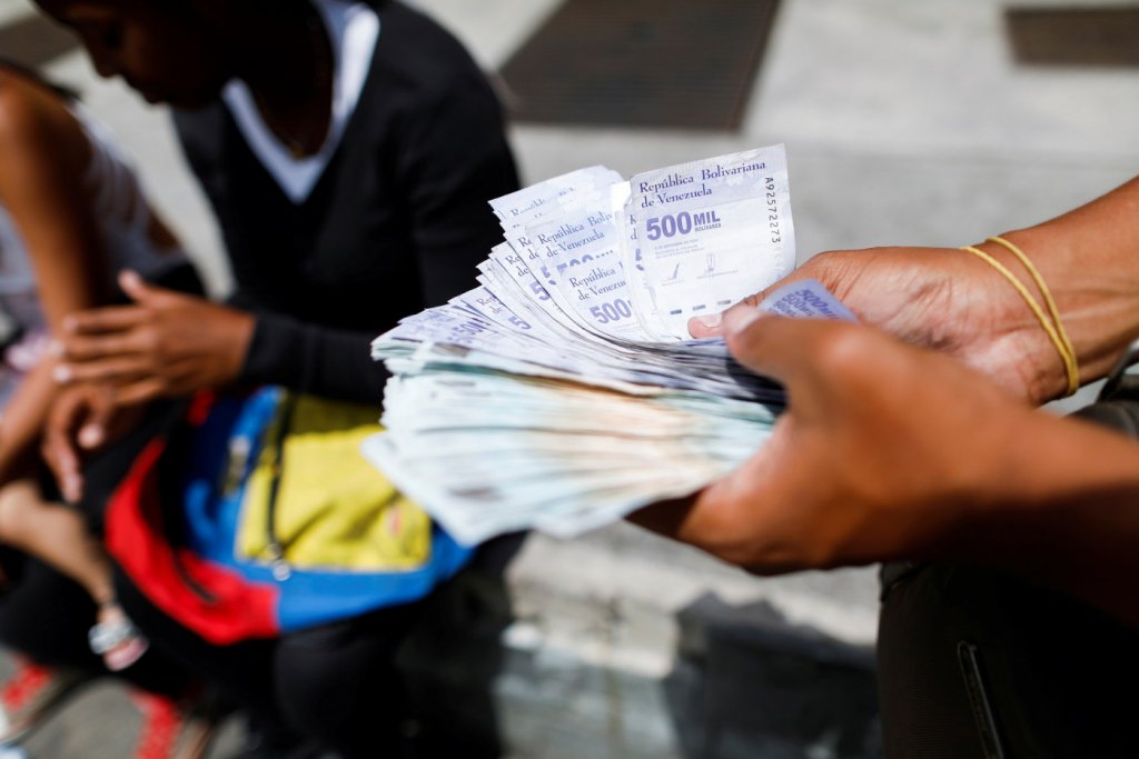 Venezuela retira seis zeros da própria moeda para tentar lidar com a hiperinflação