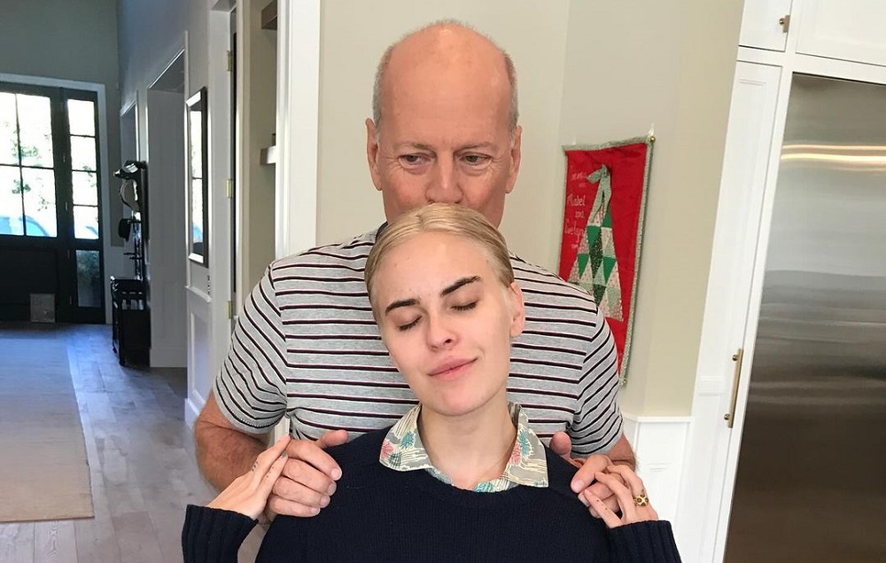 Filha de Bruce Willis compartilha emoções em publicação sobre o pai