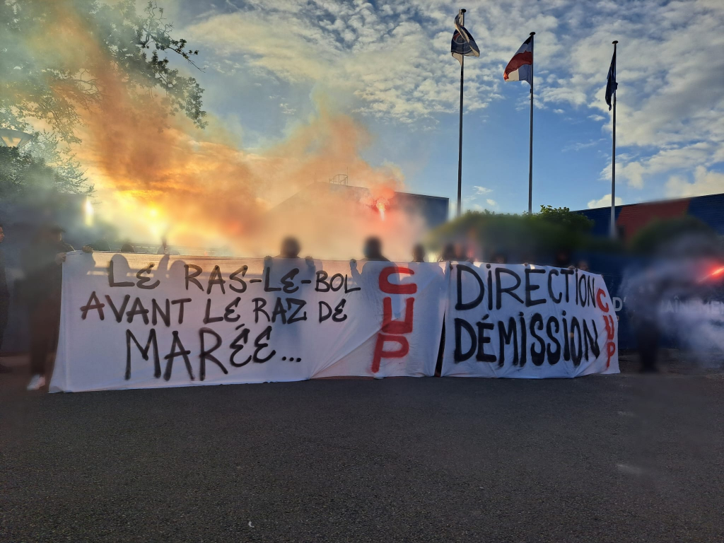 Após derrota, torcida do PSG protesta no CT: ‘Ninguém respeita mais vocês’