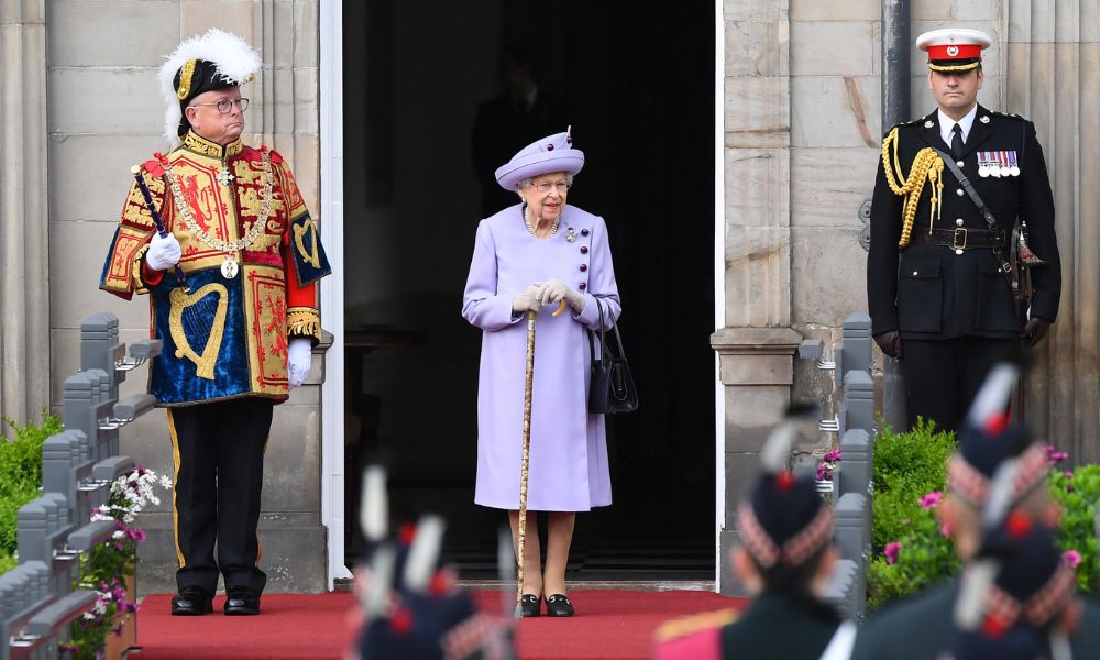 Rainha Elizabeth II quebra tradição e receberá novo premiê britânico em seu castelo na Escócia