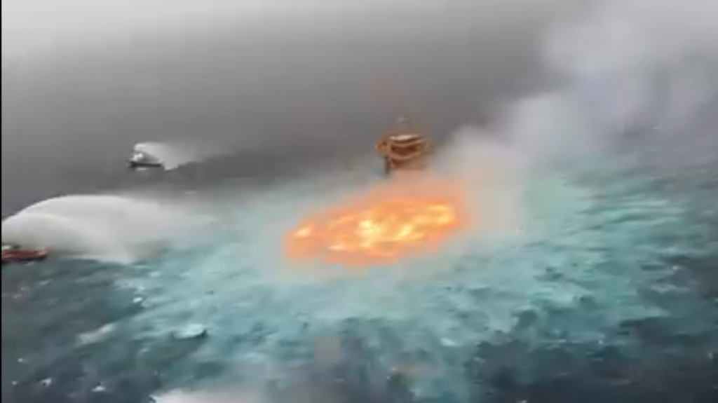 Vazamento provoca incêndio no mar do Golfo no México; veja vídeos