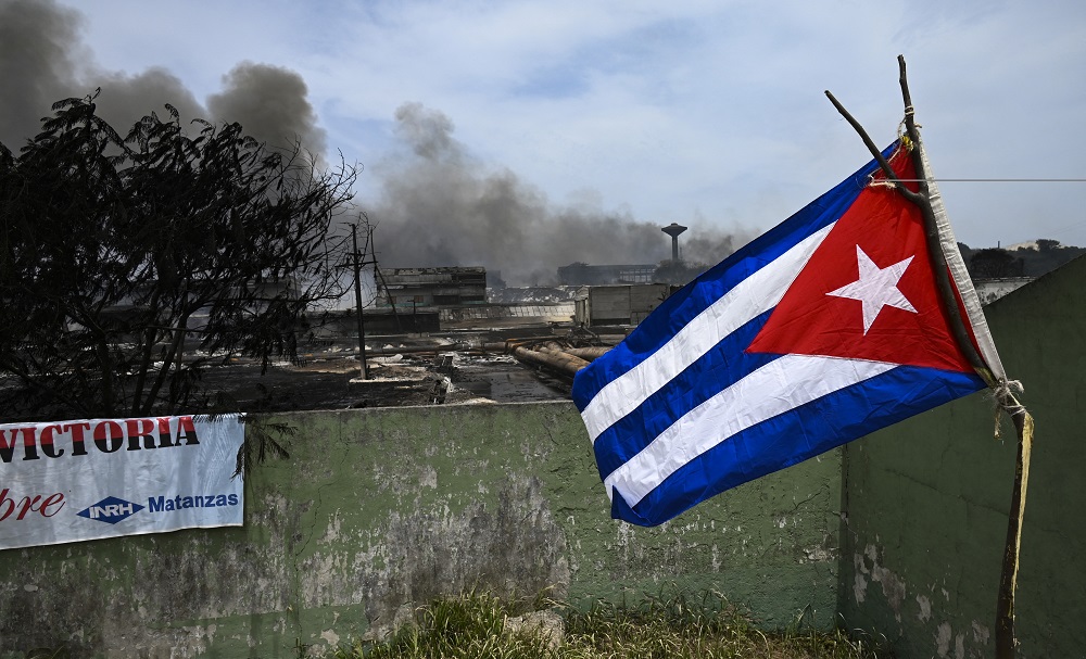 Congressistas dos EUA pedem que Biden remova sanção contra Cuba após incêndio