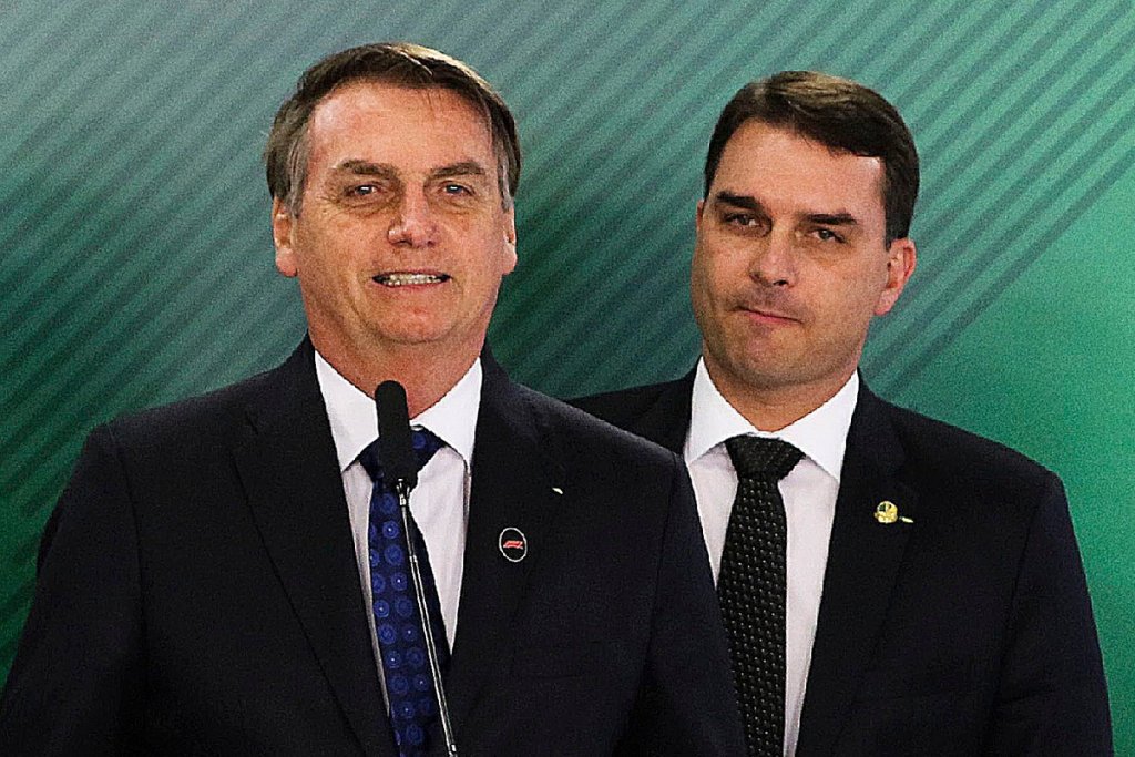 Flávio Bolsonaro enviou publicação do pai em grupo de senadores, mas não obteve resposta