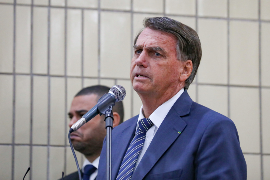 Bolsonaro nega ataques à democracia e defende ‘aperfeiçoamento das instituições’ em evento