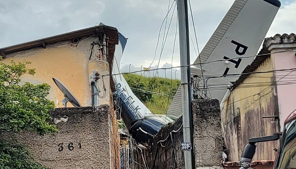 Avião de pequeno porte cai em Belo Horizonte e atinge duas casas