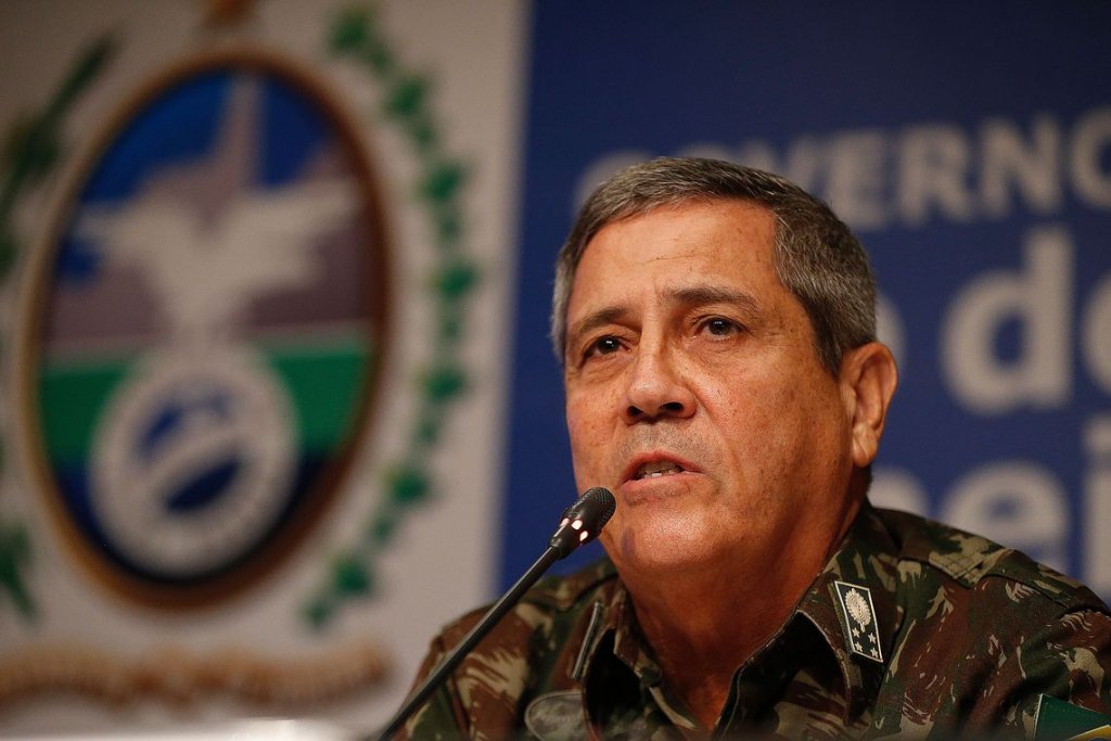 Braga Netto manda cortar compra de bebida alcoólica pelas Forças Armadas