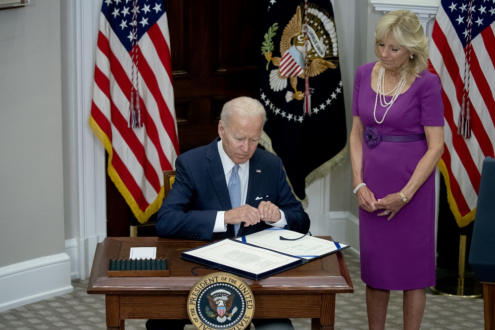 Biden assina lei que restringe compra de armas nos Estados Unidos
