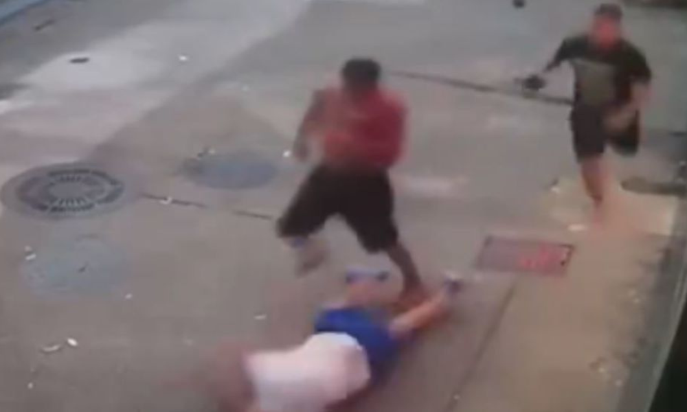 Homem desmaia após levar soco ao tentar ajudar vítima de assalto no RJ; veja vídeo
