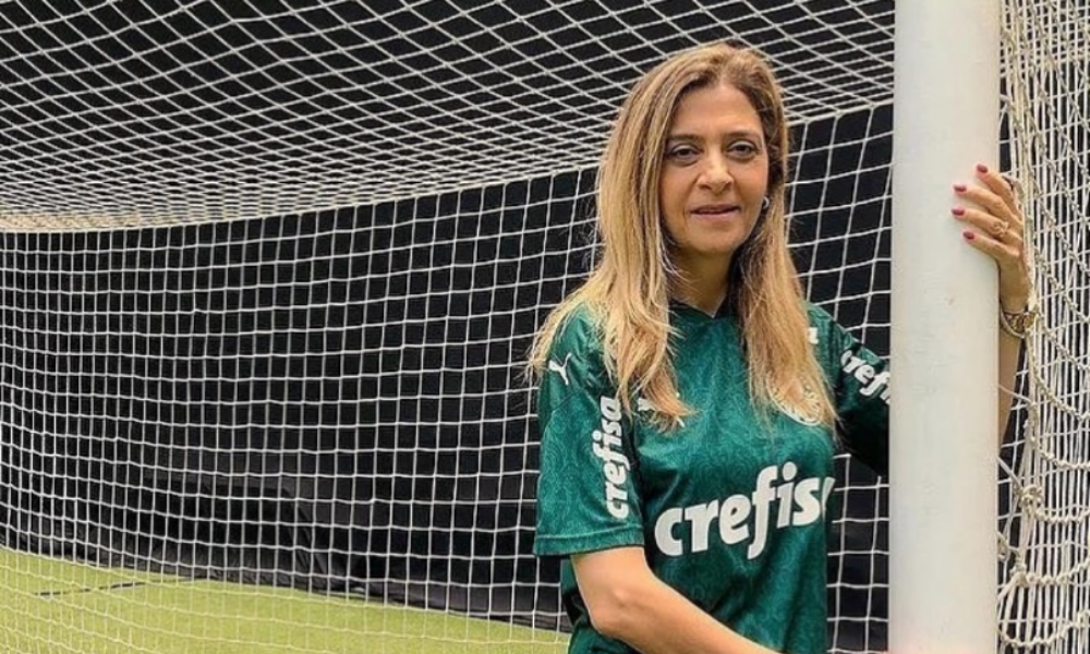 Leila Pereira posta foto abraçada à trave que ‘salvou’ o Palmeiras contra o Atlético-MG