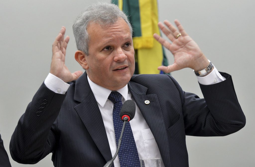 Líder da oposição compara Daniel Silveira a ‘terrorista’ e diz que pedirá cassação dele