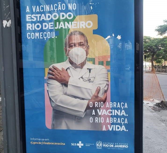 Campanha do governo do RJ mostra homem com máscara KN95 de cabeça para baixo