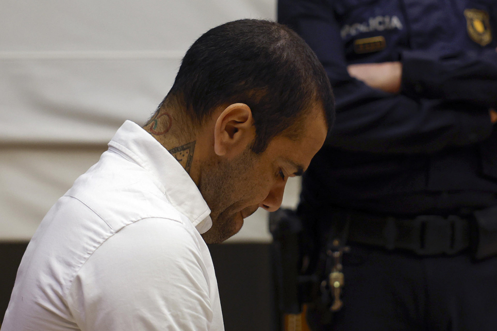 Daniel Alves é condenado a quatro anos e meio de prisão por estupro na Espanha