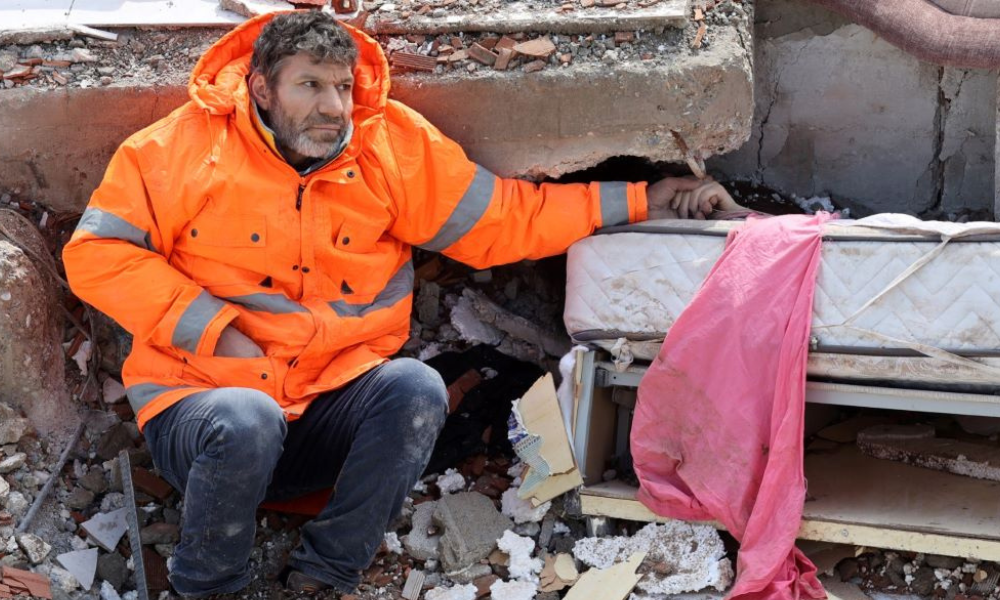 Pai segura a mão de filha morta entre os escombros enquanto aguarda resgate na Turquia
