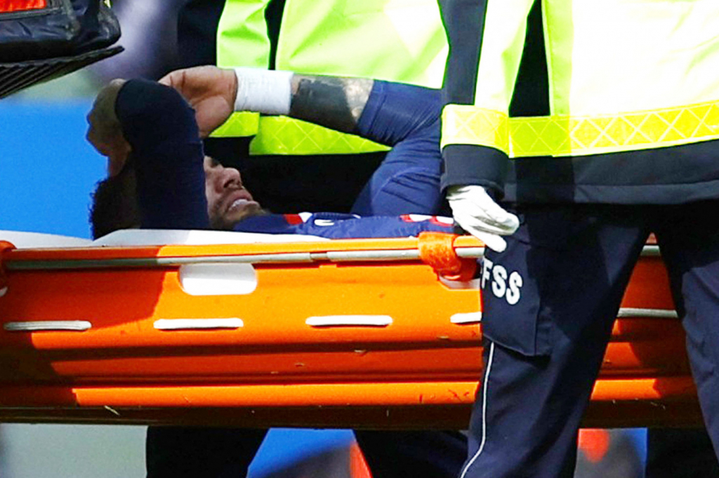 Neymar sente dores no tornozelo, chora e deixa partida do PSG de maca