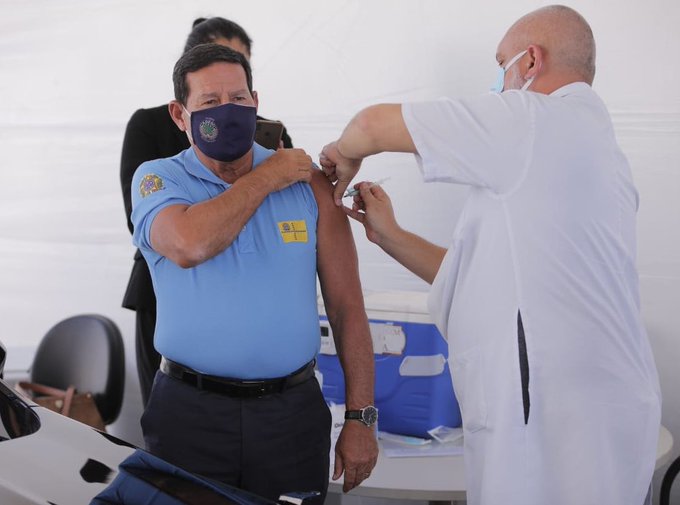 Mourão é vacinado com CoronaVac em Brasília: ‘Fiz minha parte como cidadão consciente’