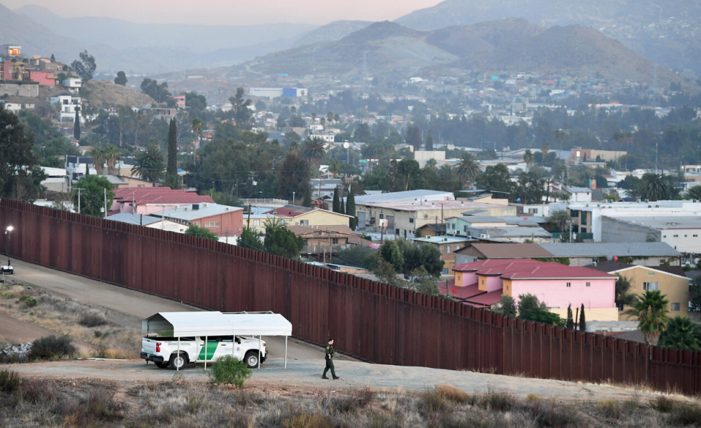 Cinco corpos com sinais de violência são encontrados em caminhonete na fronteira México-EUA
