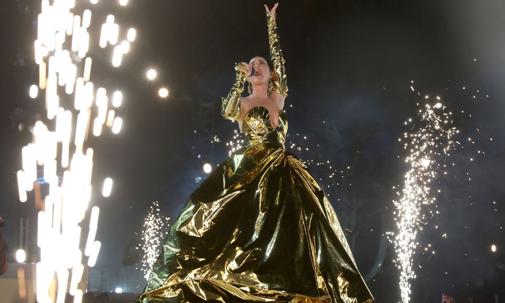 Com dois grandes sucessos, Katy Perry empolga público e família real em concerto de coroação de Charles III