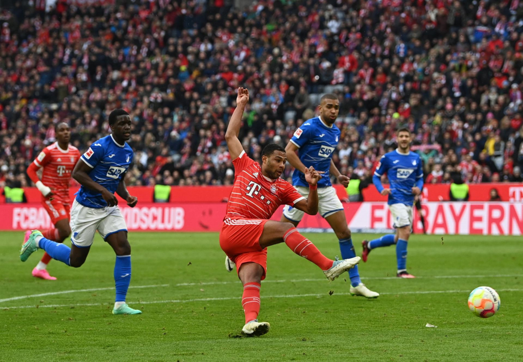 Bayern de Munique tropeça em meio à crise, mas segue na ponta do Alemão após vacilo do Dortmund