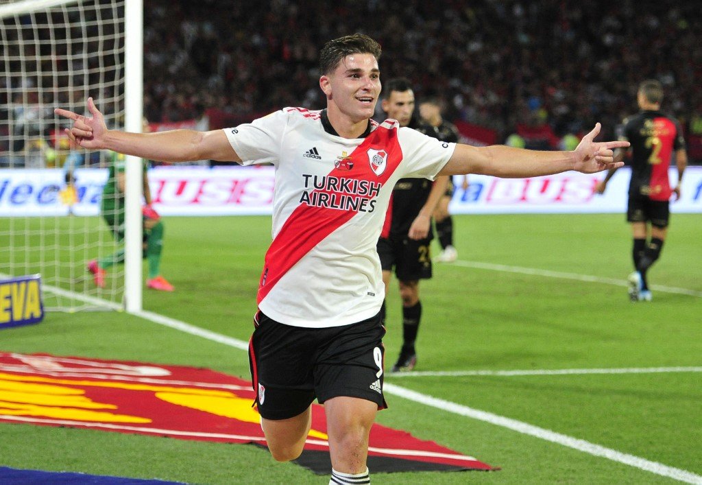 Julián Álvarez, do River Plate, supera Hulk, Gómez e Gabigol e vence prêmio ‘Rei da América’