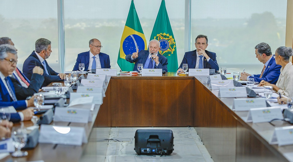 Lula diz que o Brasil não estava preparado para enfrentar incêndios e que há indícios fortes de serem criminosos 