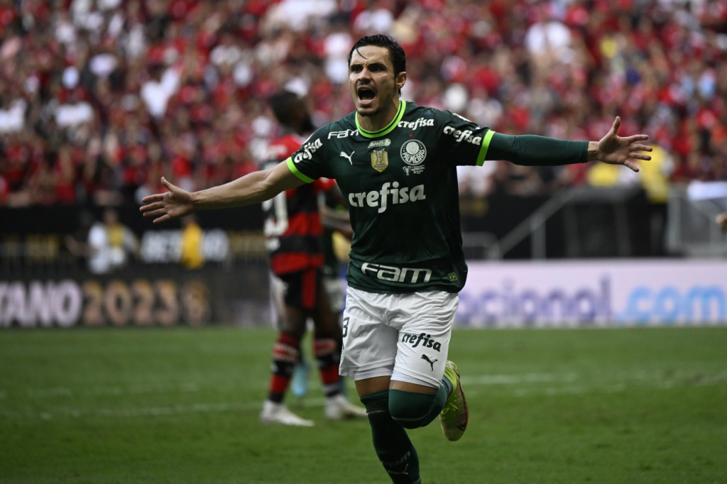 Raphael Veiga, do Palmeiras, é o segundo meio-campista com mais gols no mundo desde 2020
