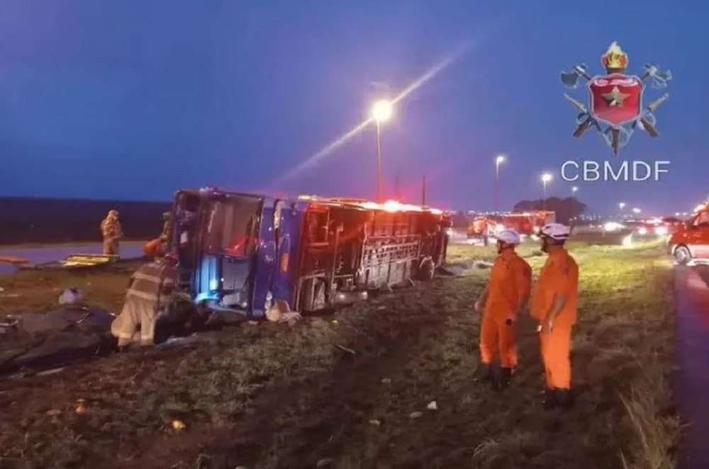 Sete pessoas morrem e 15 ficam feridas em acidente com ônibus clandestino no DF
