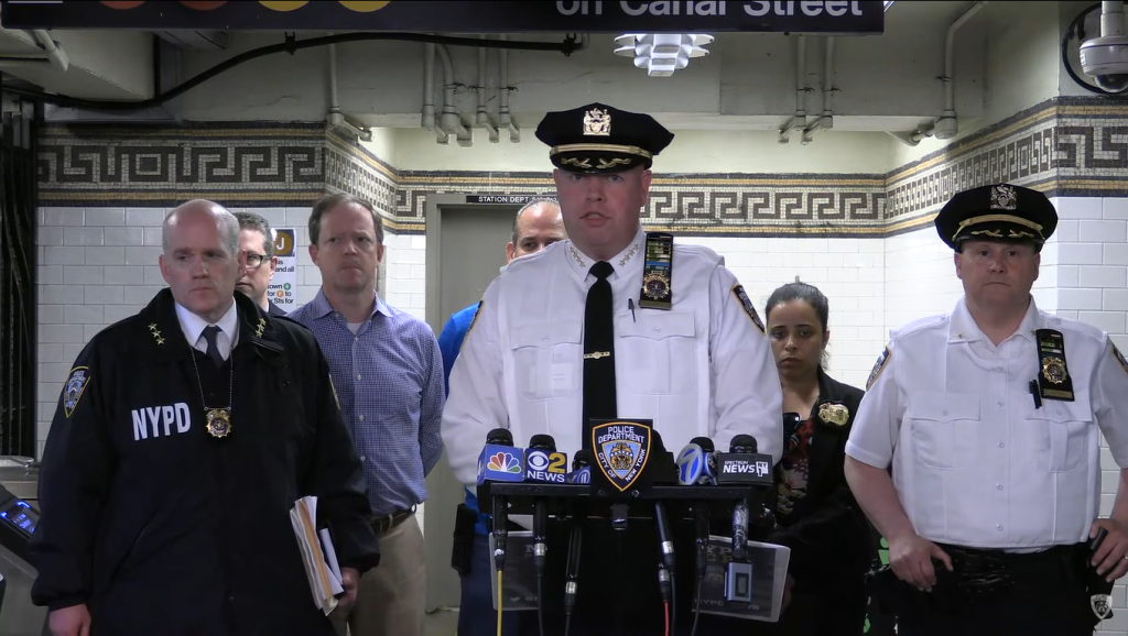 Homem morre após ser baleado dentro de metrô de Nova York